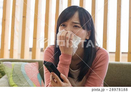 テレビを見て感動する若い女性 テレビを見て感動する若い女性 28978188