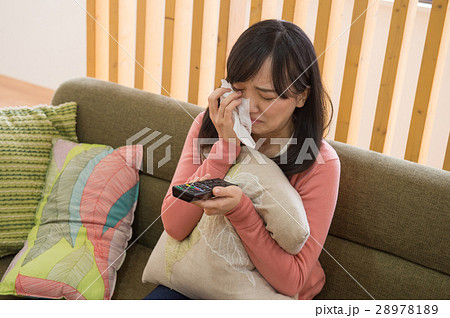 テレビを見て泣く若い女性 28978189
