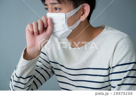 マスクをした20代男性 28978288