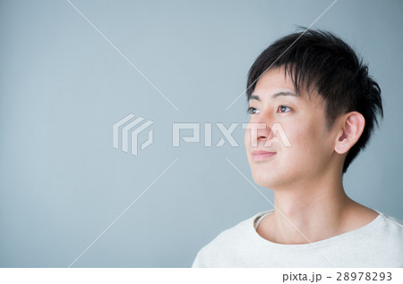 遠くを見つめる代男性の写真素材 2793