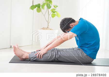 間違ったフォームで前屈する男性 28978400