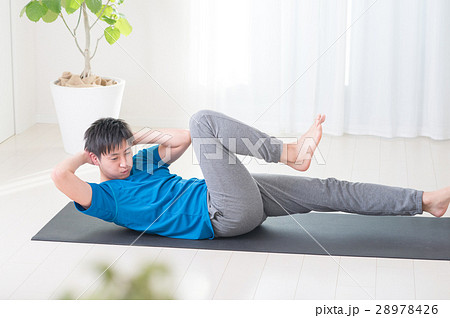 トレーニングする20代男性 トレーニングする20代男性 28978426