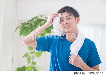 タオルで汗を拭く代男性の写真素材
