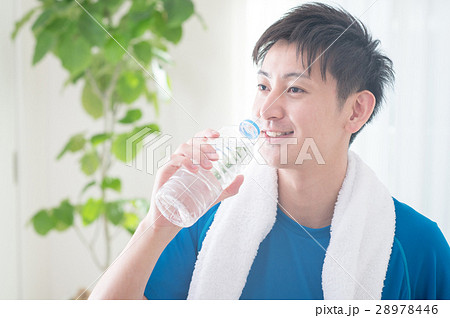 タオルで汗を拭く20代男性 28978446
