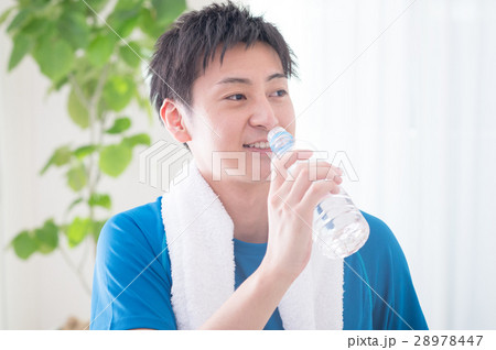 水分補給をする20代男性 水分補給をする20代男性 28978447