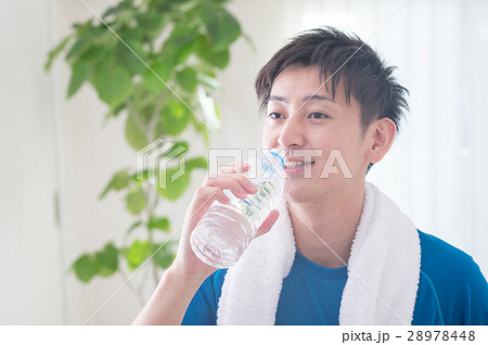 タオルで汗を拭く20代男性 28978448