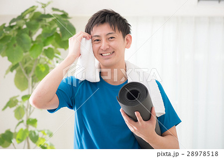 ヨガマットを持つ20代男性 28978518