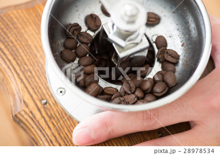 コーヒーを淹れる男性手元 コーヒーを淹れる男性手元 28978534