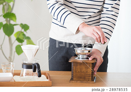コーヒーを淹れる男性手元 コーヒーを淹れる男性手元 28978535
