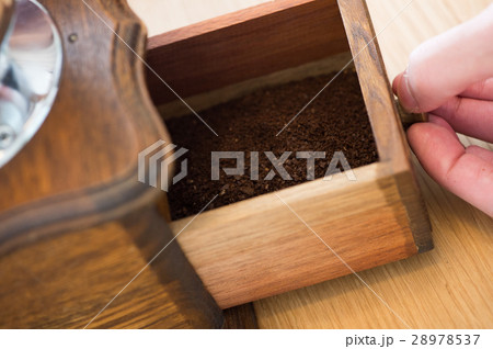 コーヒーを淹れる男性手元 28978537