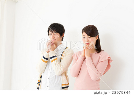 お願いするカップル 28979344