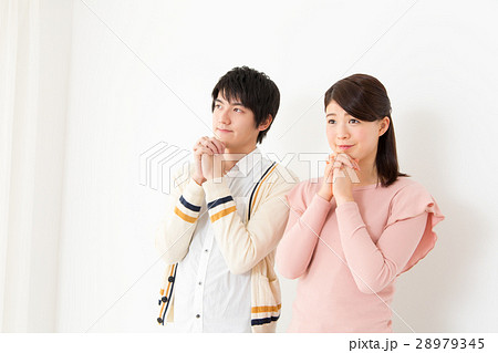 お願いするカップル 28979345