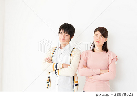 考えるカップル 28979623