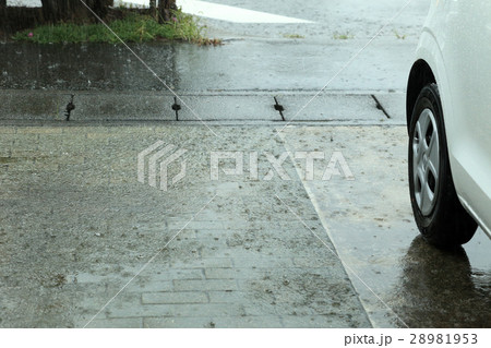 雨の舗道と駐車場 雨の舗道と駐車場 28981953