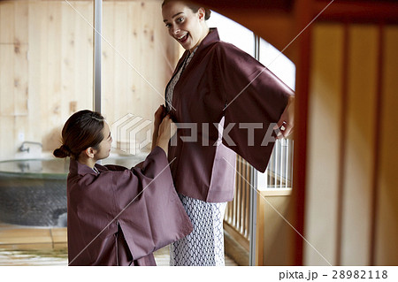 旅行を楽しむ外国人女性と日本人女性 28982118