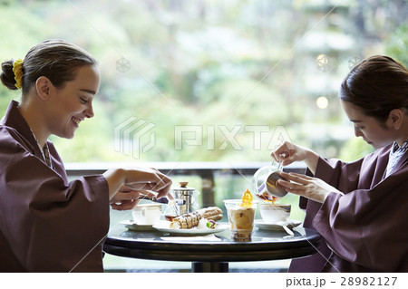 旅行を楽しむ外国人女性と日本人女性 28982127