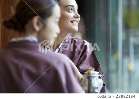 旅行を楽しむ外国人女性と日本人女性 旅行を楽しむ外国人女性と日本人女性 28982134