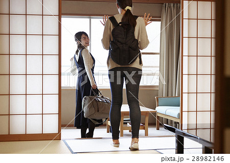 旅行を楽しむ外国人女性と日本人女性 旅行を楽しむ外国人女性と日本人女性 28982146