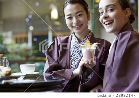 旅行を楽しむ外国人女性と日本人女性 28982147