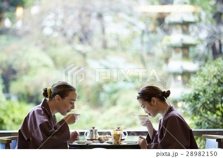 旅行を楽しむ外国人女性と日本人女性 28982150