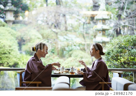 旅行を楽しむ外国人女性と日本人女性 28982170