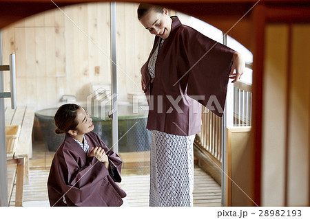 旅行を楽しむ外国人女性と日本人女性 28982193