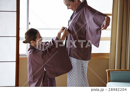 旅行を楽しむ外国人女性と日本人女性 旅行を楽しむ外国人女性と日本人女性 28982204