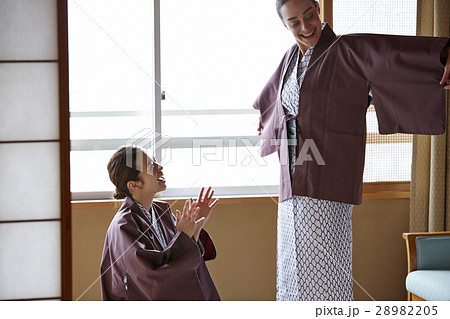 旅行を楽しむ外国人女性と日本人女性 28982205