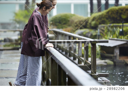旅行を楽しむ外国人女性と日本人女性 旅行を楽しむ外国人女性と日本人女性 28982206
