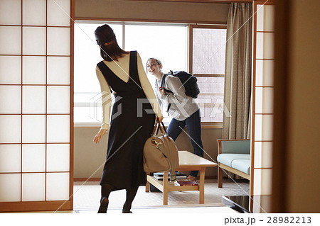 旅行を楽しむ外国人女性と日本人女性 28982213