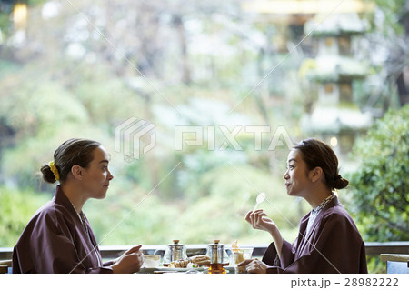 旅行を楽しむ外国人女性と日本人女性 28982222