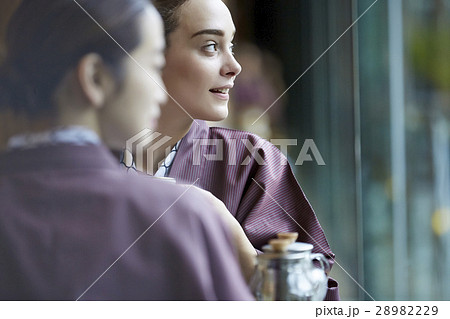 旅行を楽しむ外国人女性と日本人女性 28982229