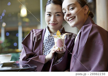 旅行を楽しむ外国人女性と日本人女性 28982230