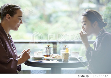 旅行を楽しむ外国人女性と日本人女性 28982232