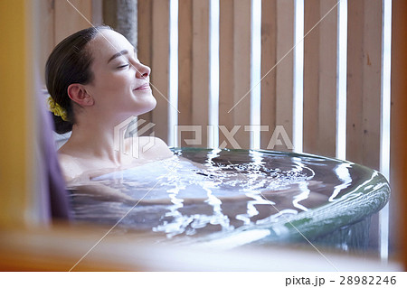 露天風呂を楽しむ外国人女性 28982246
