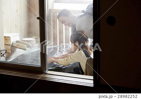 旅行を楽しむ外国人女性と日本人女性 28982252