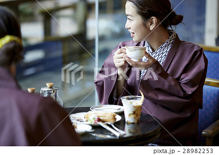 旅行を楽しむ外国人女性と日本人女性 28982253