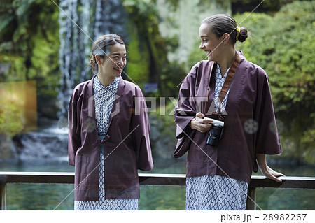 旅行を楽しむ外国人女性と日本人女性 旅行を楽しむ外国人女性と日本人女性 28982267