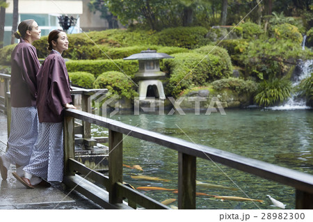 旅行を楽しむ外国人女性と日本人女性 28982300