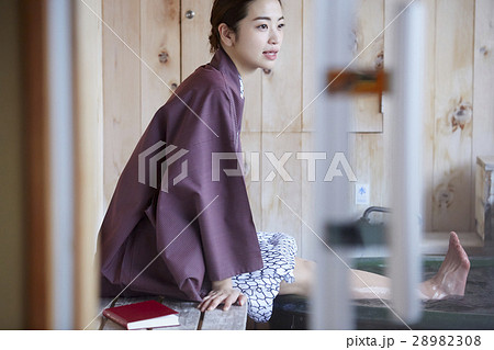 露天風呂を楽しむ日本人女性 露天風呂を楽しむ日本人女性 28982308
