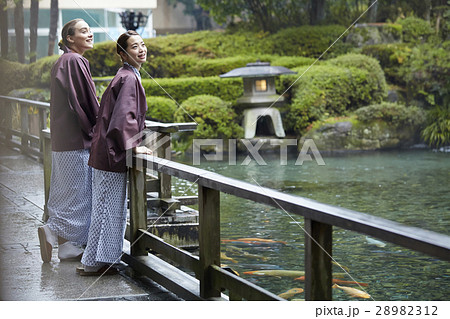 旅行を楽しむ外国人女性と日本人女性 28982312