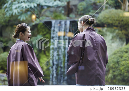 旅行を楽しむ外国人女性と日本人女性 28982323