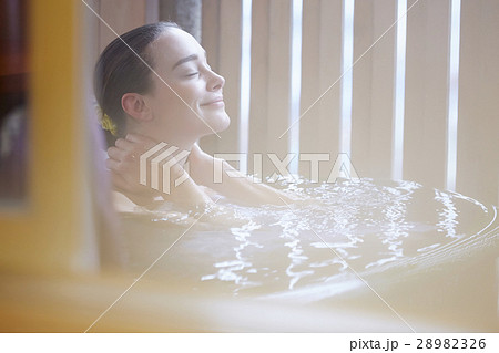 露天風呂を楽しむ外国人女性 28982326