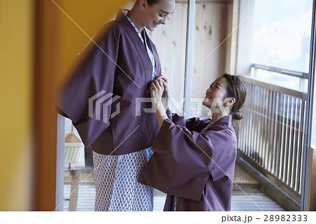 旅行を楽しむ外国人女性と日本人女性 旅行を楽しむ外国人女性と日本人女性 28982333
