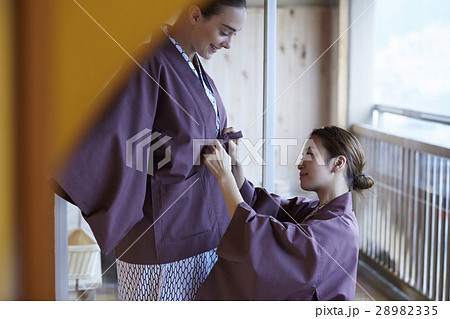 旅行を楽しむ外国人女性と日本人女性 旅行を楽しむ外国人女性と日本人女性 28982335