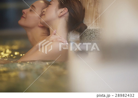 温泉旅行を楽しむ外国人女性と日本人女性 28982432