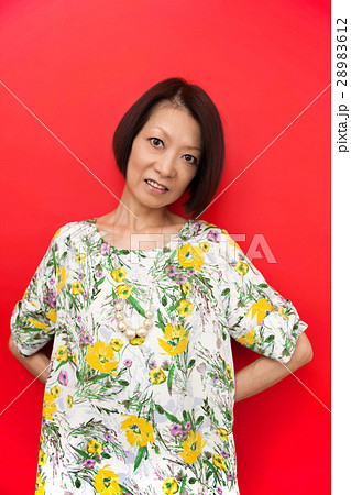ショートボブの中年女性　赤背景 28983612