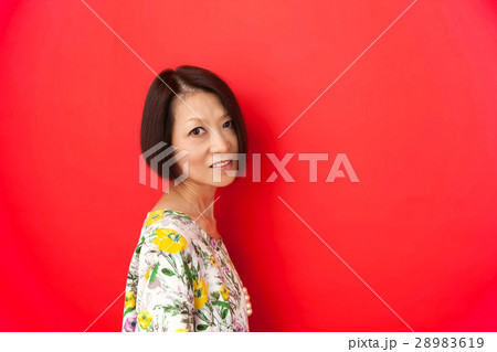 ショートボブの中年女性　赤背景 28983619