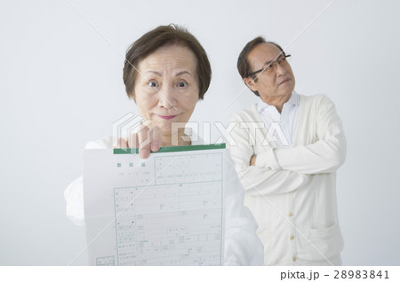 離婚届けを突きつけるシニア女性 28983841