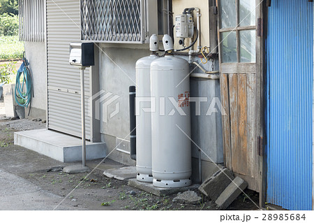住宅　プロパンガスとガスメーター　古い家屋 28985684